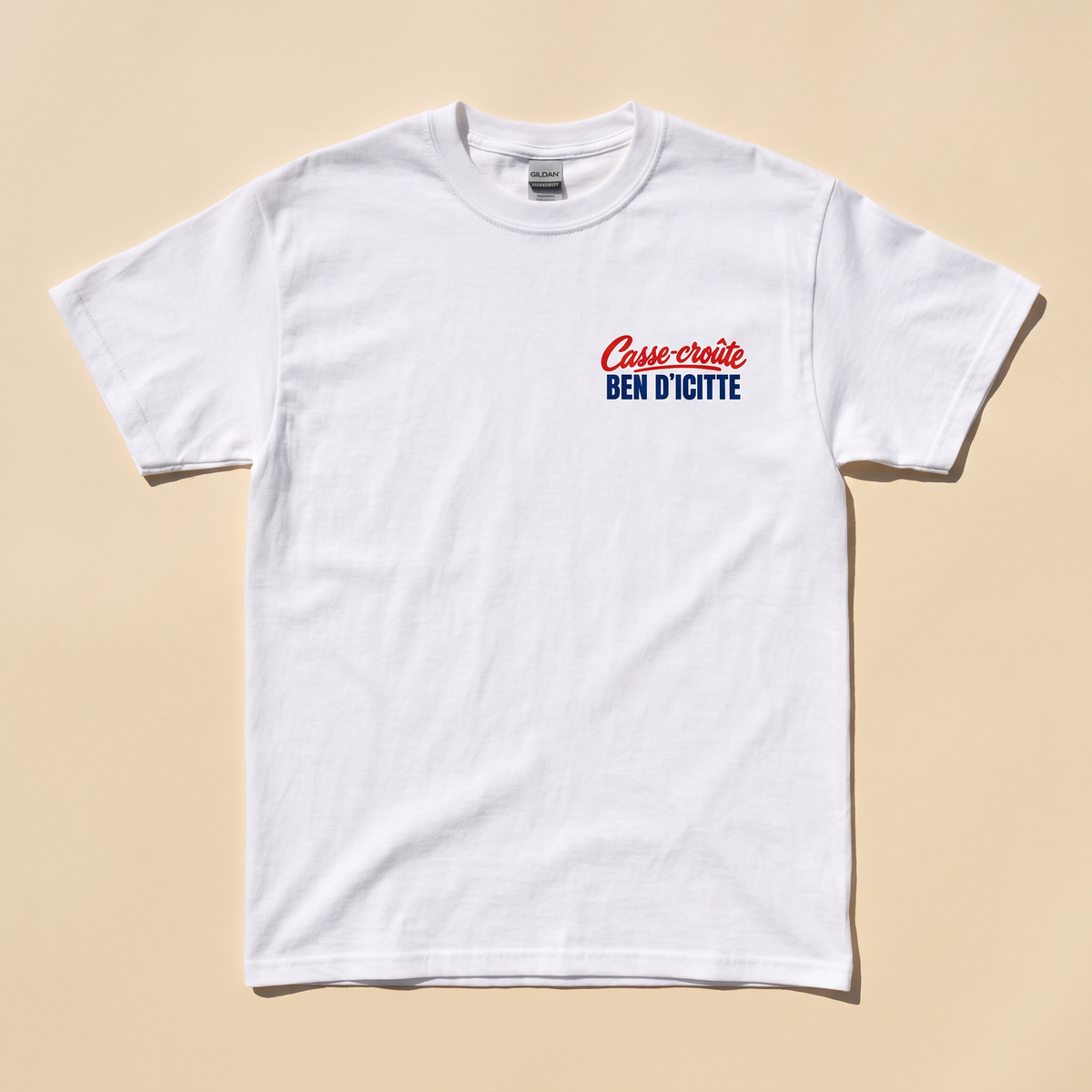 Devant du t-shirt blanc, petit logo Casse-croûte Ben d'Icitte sur la poitrine