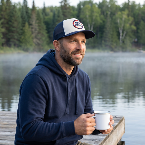 La casquette patch rond portée sur un quai au bord du lac