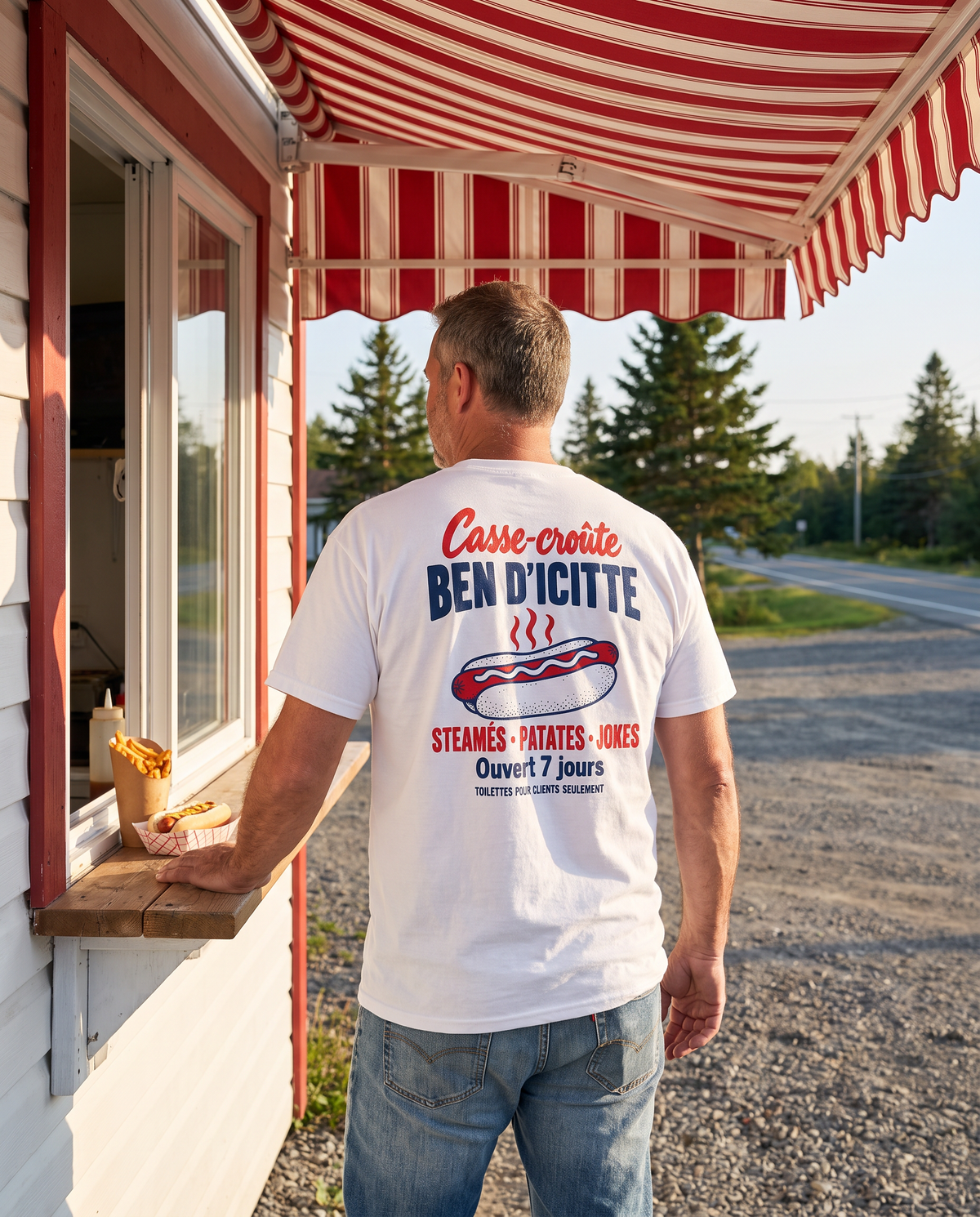 Le t-shirt Casse-croûte porté devant un casse-croûte de bord de route